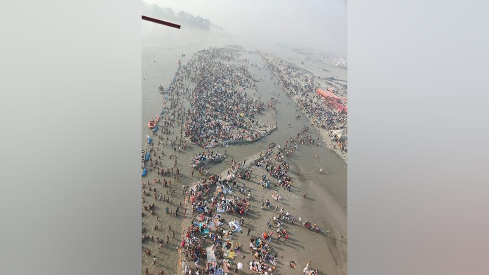 kartik purnima Ganga snan 2025 Flowers showered on devotees More than 30 lakh devotees took a holy dip