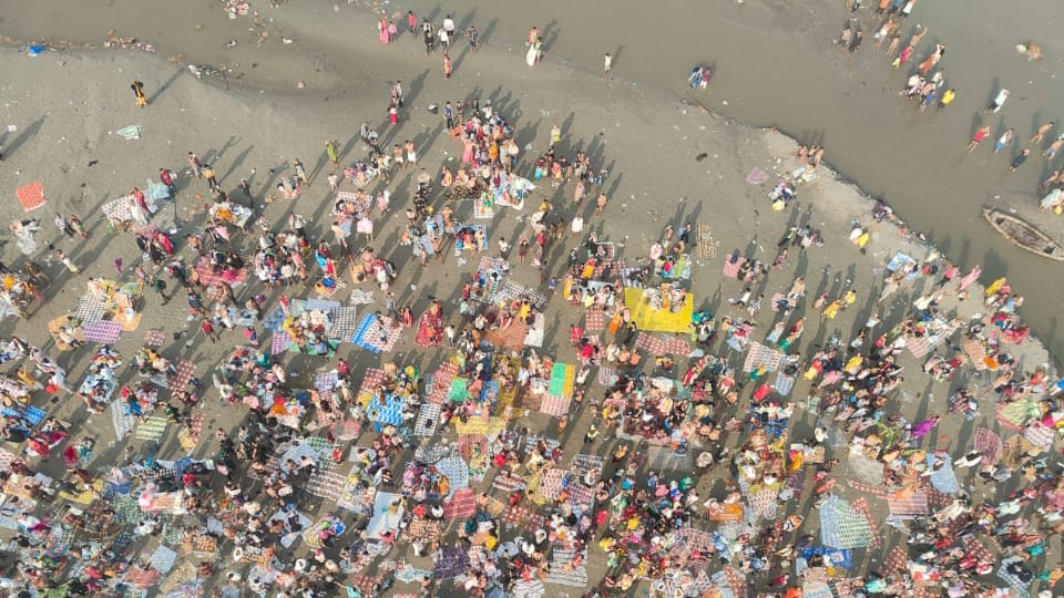 kartik purnima Ganga snan 2025 Flowers showered on devotees More than 30 lakh devotees took a holy dip