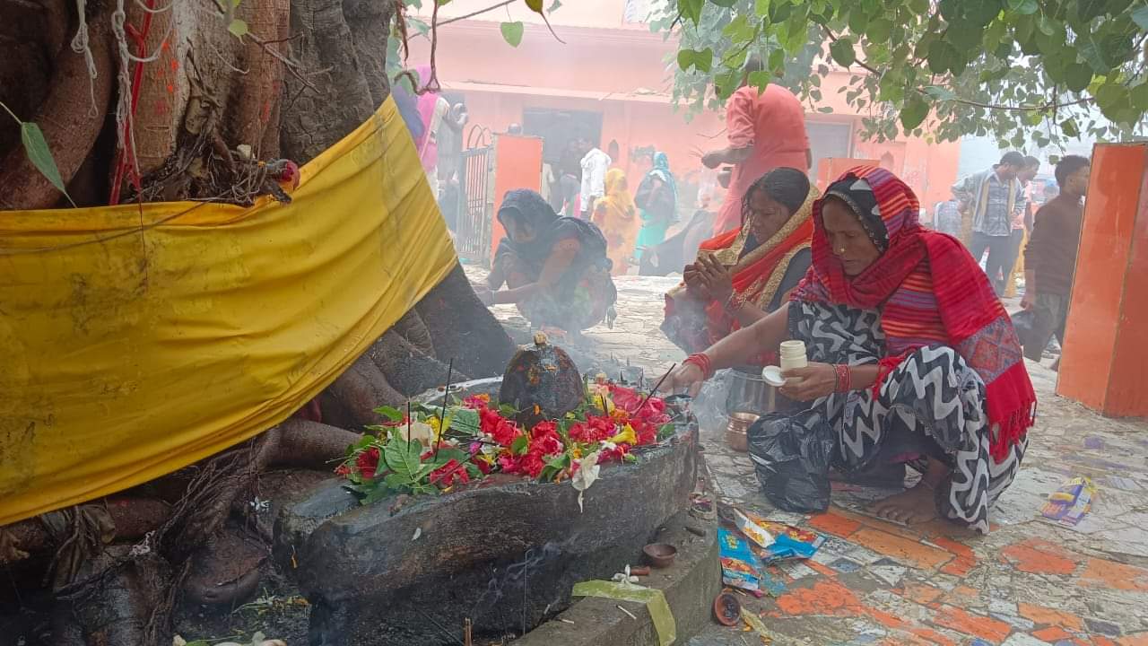 Kartik Purnima: Crowds of devotees gathered at the ghats on Kartik Purnima, devotees bathed and donated.