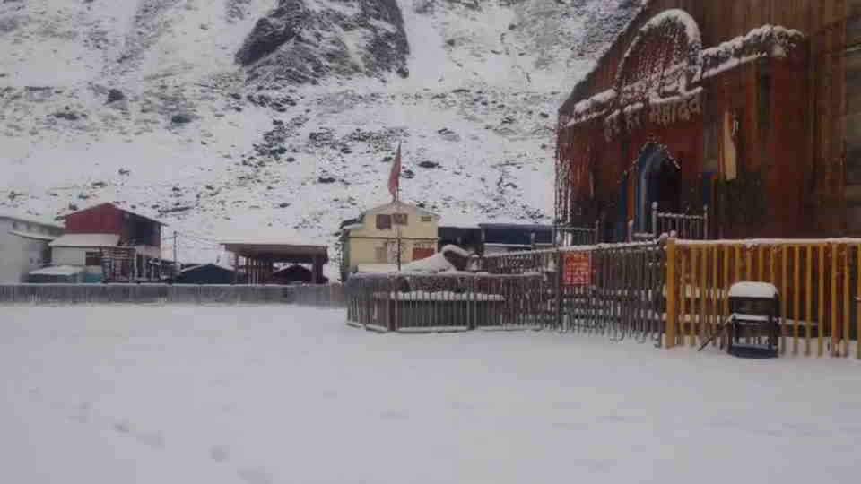 Uttarakhand Weather Snowfall in Badrinath Kedarnath Dham white blanket spread all around cold increased Photos