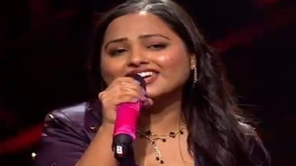 Riya from Kashipur is spreading the magic of her voice in Mumbai