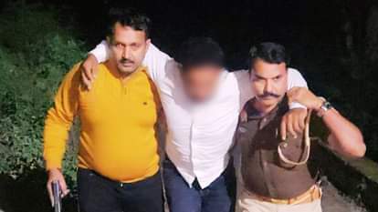 मुठभेड़ में घायल बदमाश को इलाज के लिए ले जाती पुलिस।