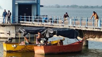 Lalitpur: Scooty and slippers found floating near dam, divers searching for missing Babu's son