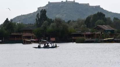 Snowfall in Kashmir Valley, thunderstorms and heavy rain in Jammu late night