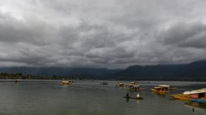 Snowfall in Kashmir Valley, thunderstorms and heavy rain in Jammu late night