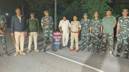 youth arrested with 20 lakh Nepalese rupees on the Indo-Nepal border.