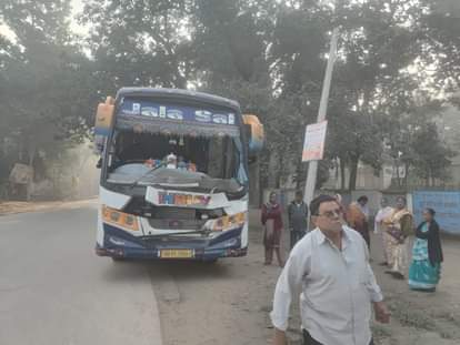 A bus carrying devotees to Kashi after visiting Ram Lalla in Ayodhya collided with a truck in Sultanpur.