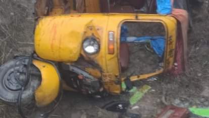 tempo overturned in a dry canal on the roadside 10 people injured in Pilibhit