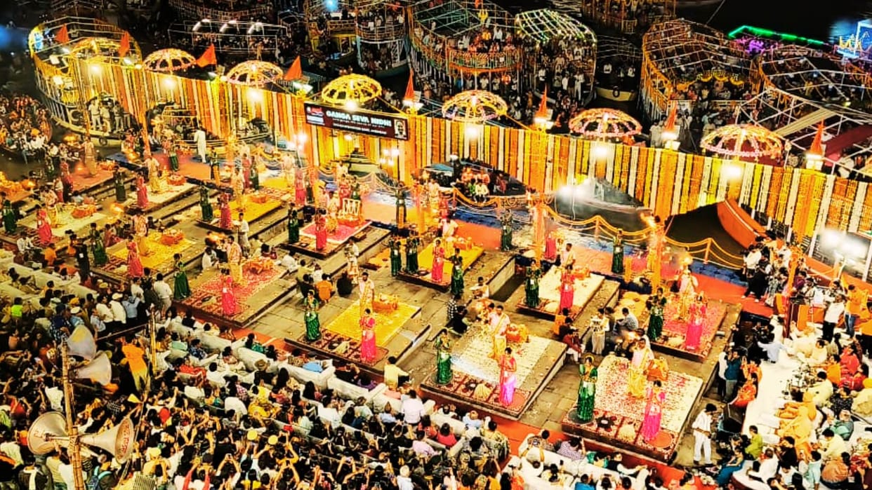 Varanasi News first time in 35 years Aarti site changed after Kartik Purnima thousands of people gathered