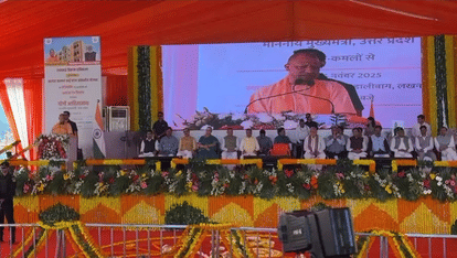 Chief Minister Yogi handed over the keys of the flats to the allottees.