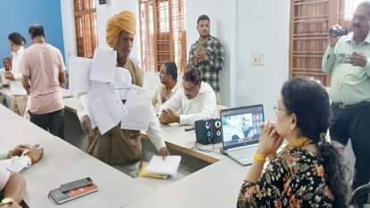 आवेदनों की माला पहनकर पहुंचे समाजसेवी अंबालाल।