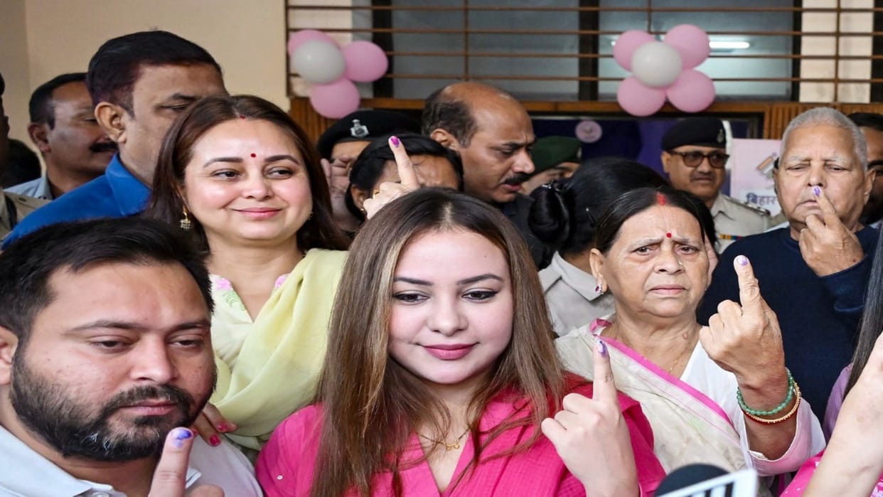 Bihar Election: Tejashwi, Lalu and Rabri Cast Votes in First Phase; Candidate Arrives on Buffalo to Vote