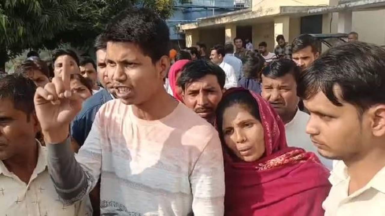 People made video of Satyabhan falling on the road alleges inspector pushed me from the roof in Shahjahanpur