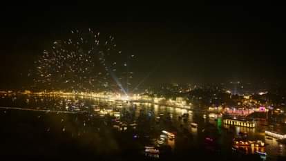 Dev Deepawali in varanasi 25 lakh diyas lit at 84 ghats and 96 ponds Maha Aarti performed at 53 ganga ghats