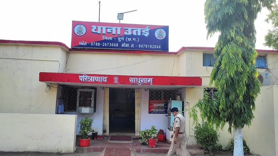 Incident of theft of lakhs of rupees by posing as a policeman in Durg
