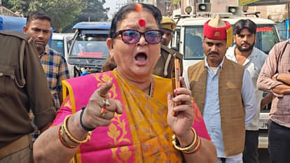 Kanpur: Angry over the quality, mayor swung a hammer on the road