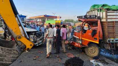 MP News: Two drivers killed in collision between mini truck and pickup on Khargone-Indore road