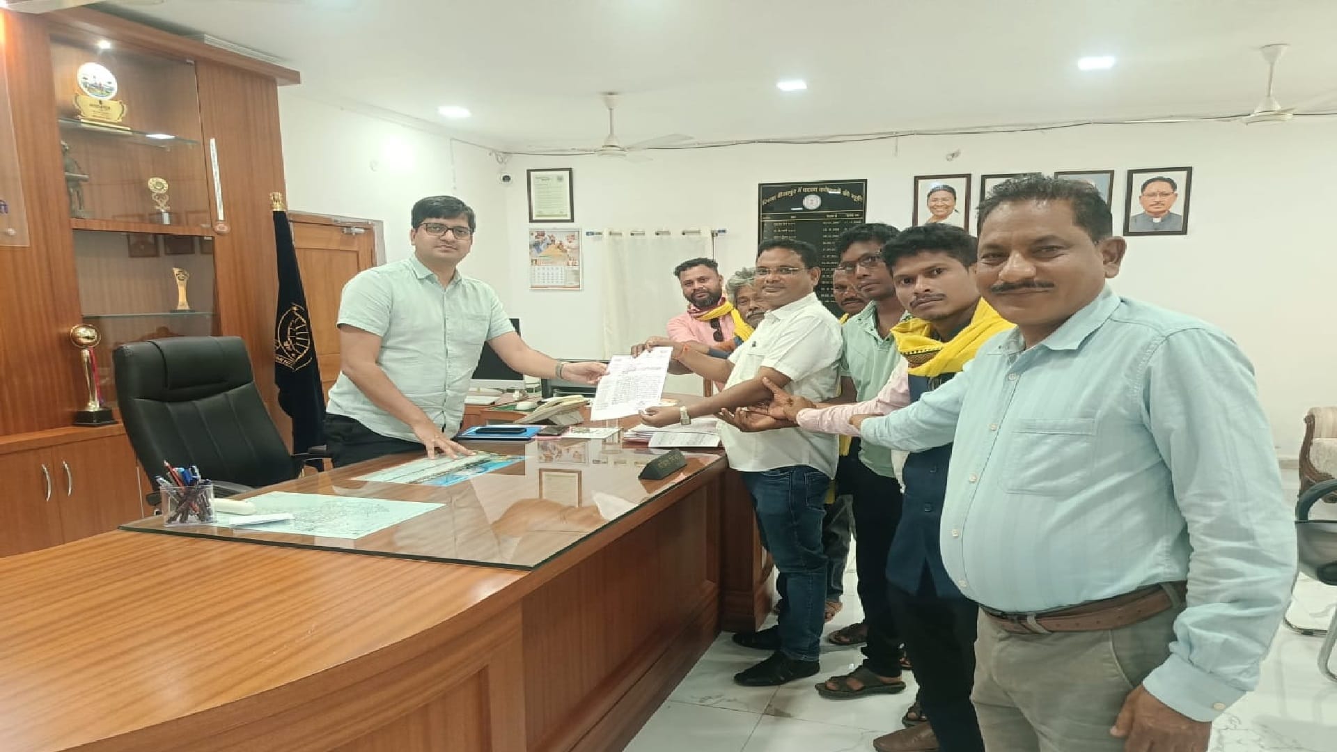 विभूतियों के अपमान और भेदभाव के खिलाफ सर्व आदिवासी समाज ने सीएम के नाम कलेक्टर को सौंपा ज्ञापन