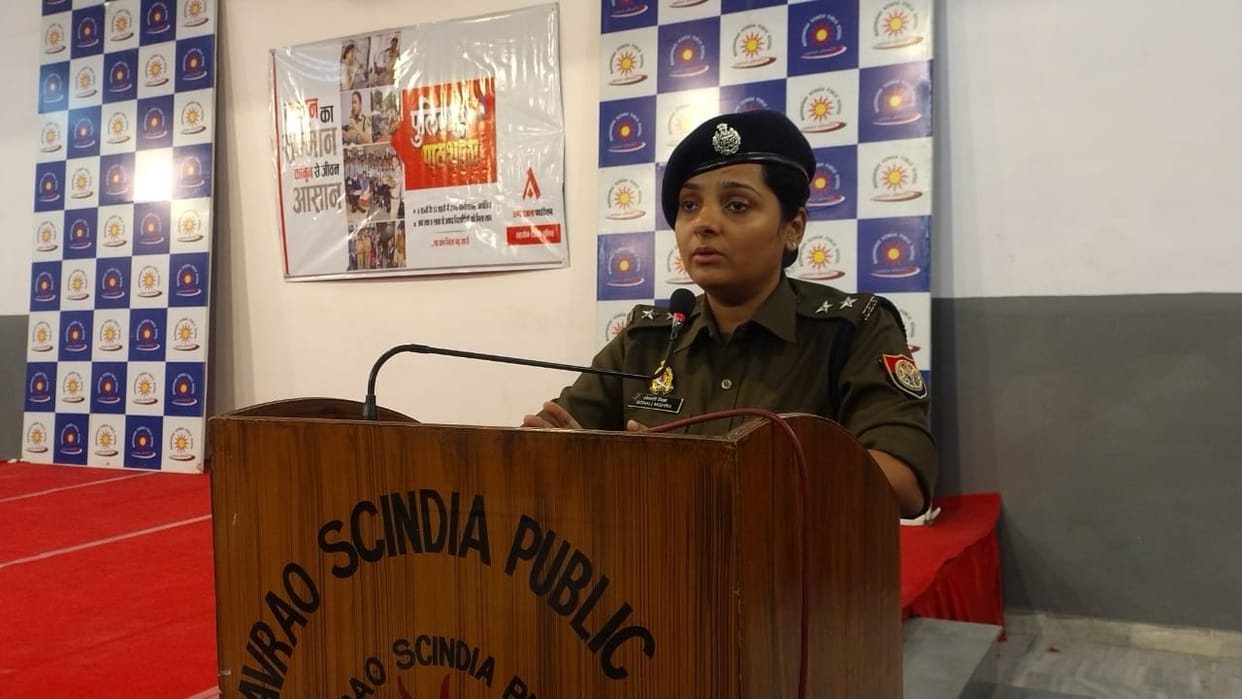 IPS Sonali gave the mantra of success to the students in Bareilly