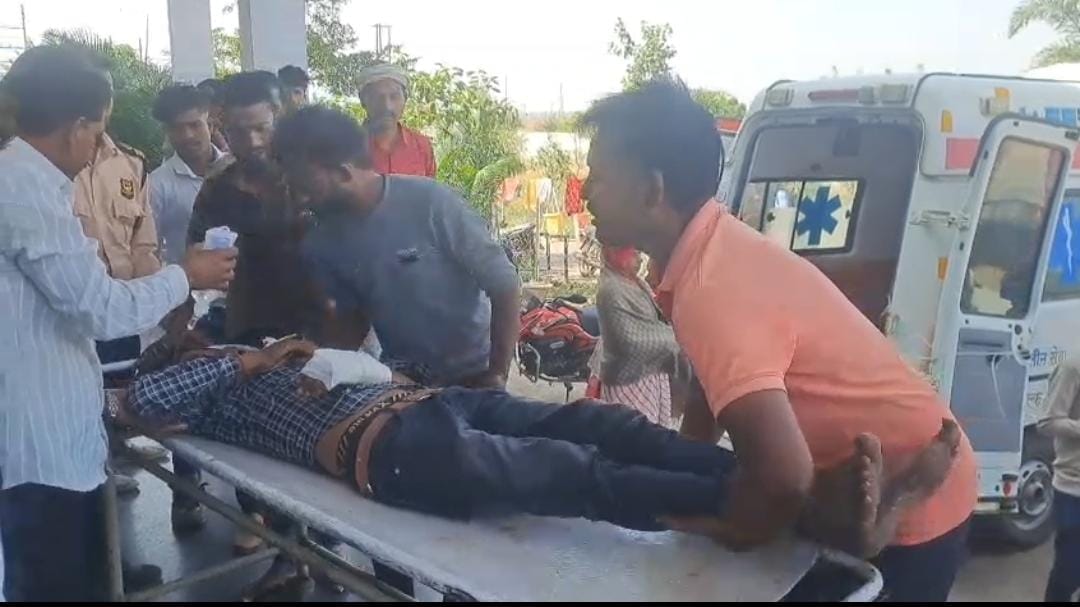 Jhabua News: Young man cuts wrist vein after not getting Rs 200, condition critical