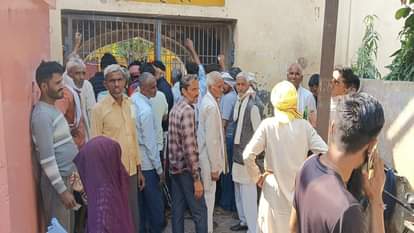 खाद लेने के लिए सहकारी समिति पर लगी किसानों की भीड़