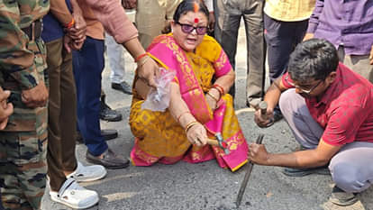 Kanpur: Angry over the quality, mayor swung a hammer on the road