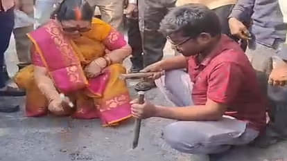 Kanpur: Angry over the quality, mayor swung a hammer on the road