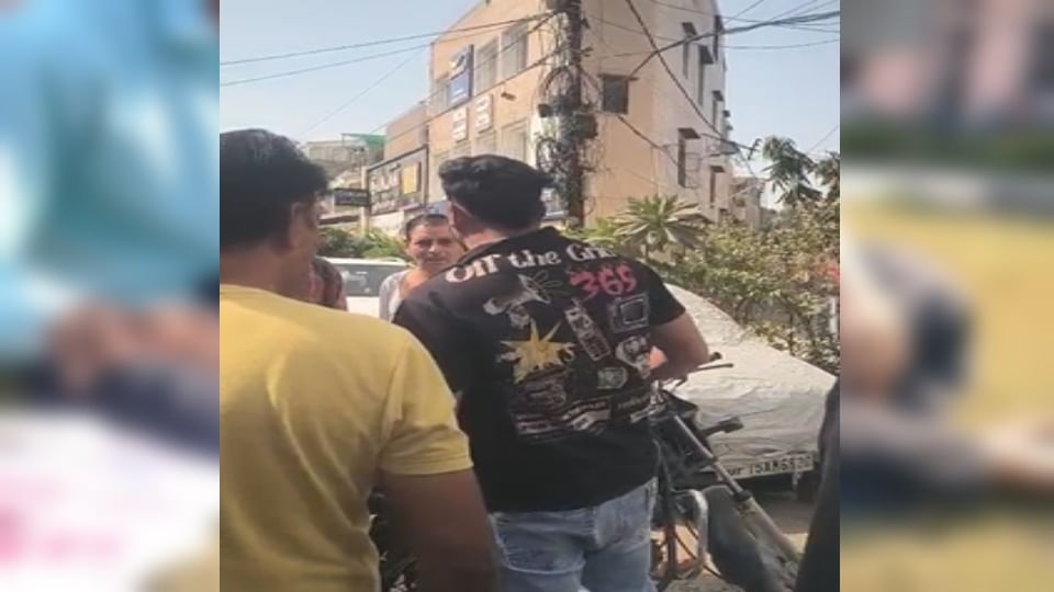 Meerut: A young man and woman had a fight on the road, the crowd mistook it for molestation, and the young man