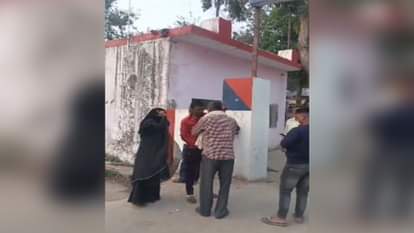 scuffle broke out between a youth and a home guard at the police station gate in Shahjahanpur
