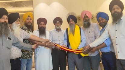 परमिंदर पाल सिंह खालसा को सम्मानित करते सिख तालमेल कमेटी के सदस्य।