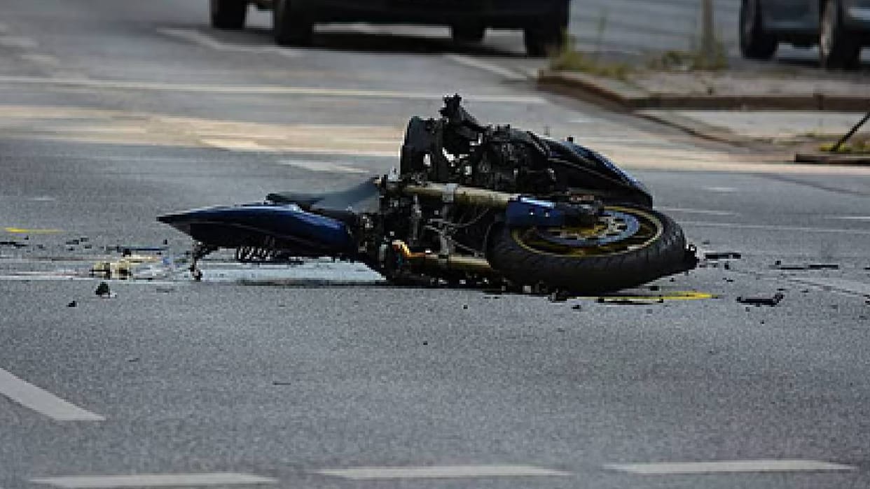 Lucknow: Truck tyre bursts... woman riding bike falls due to the blast, dies in agony