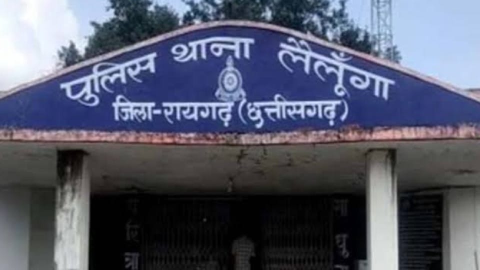 miscreants snatched a bag of money from a man and fled