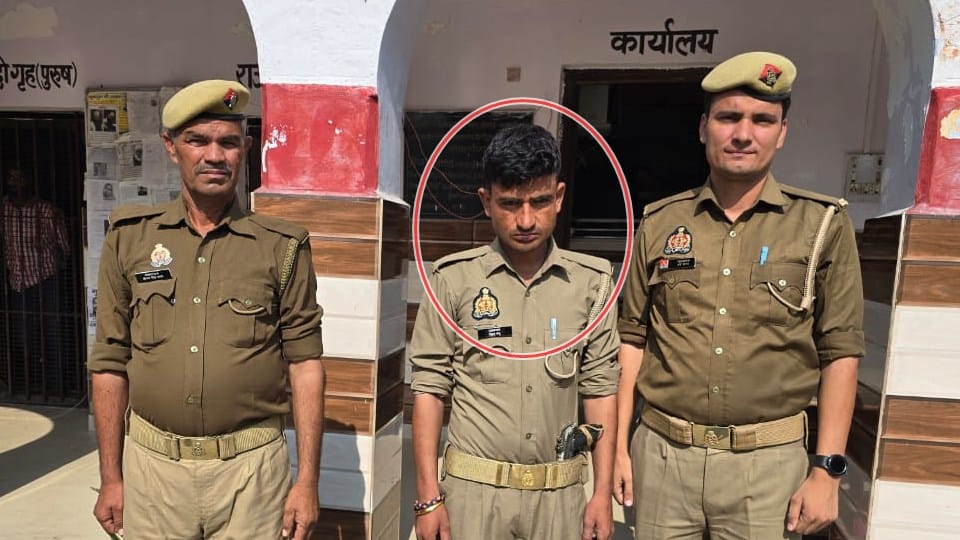 Real policeman caught fake policeman: Threatened scrap dealer by showing pistol, said- I will encounter him