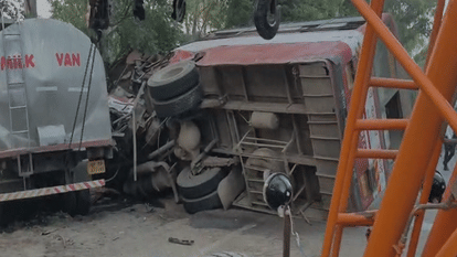 टैंकर और रोडवेज बस में भिड़ंत