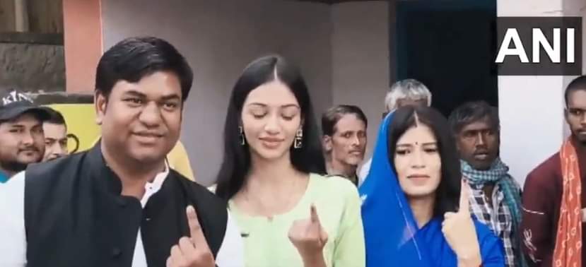 Bihar Election 2025 Voting Tejashwi Yadav, Lalu Prasad Top Leaders Cast Their Votes photos from polling booth