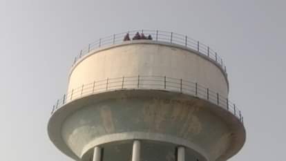 Women climbed on overhead tanks to protest against the occupation of shops in Shahjahanpur