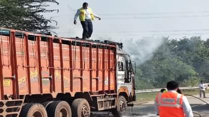Fire Erupts in Moving Truck on Yamuna Expressway  Police Quick Action Prevents Major Tragedy