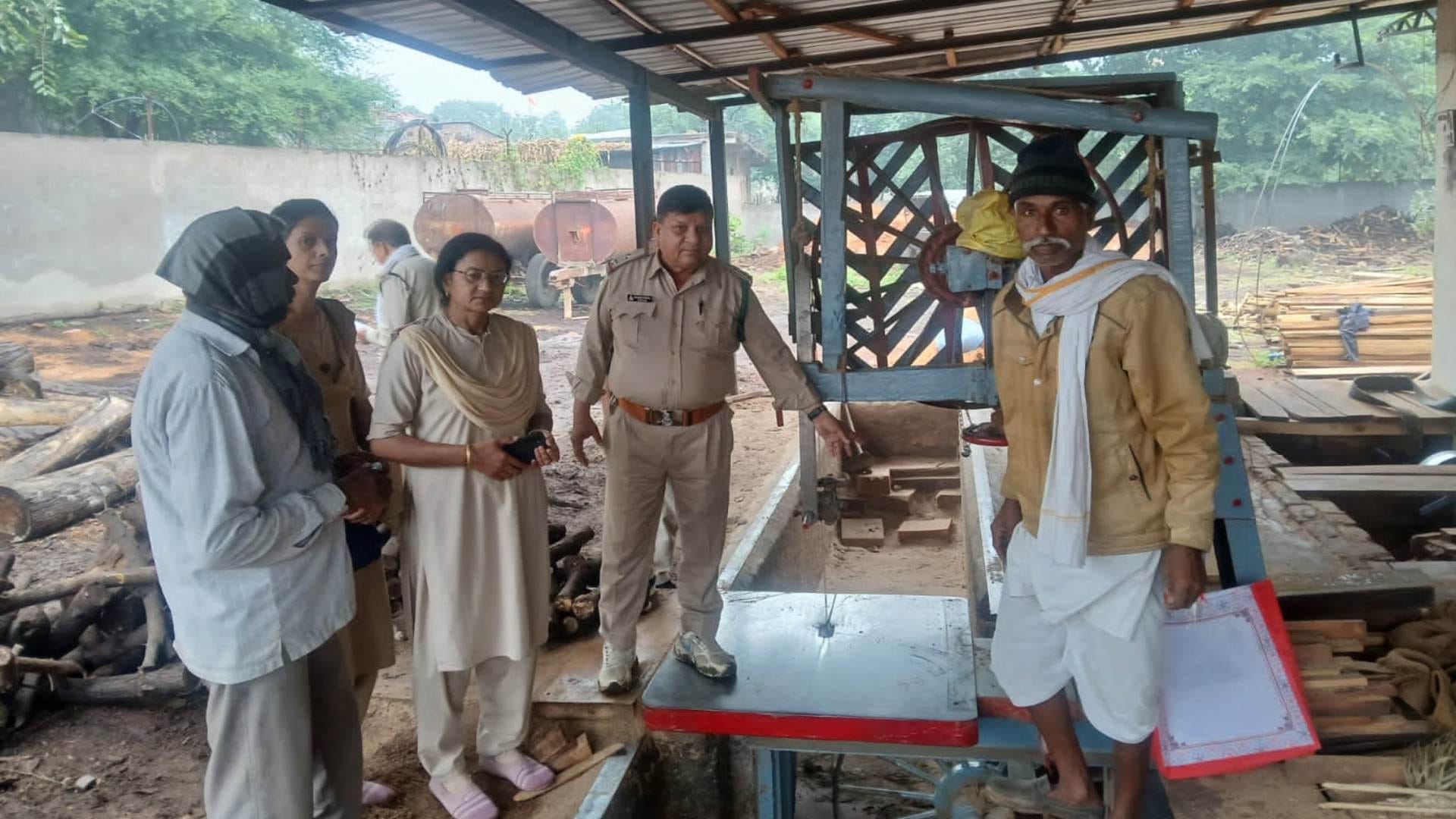 आरा मशीन पर कार्रवाई करती टीम।