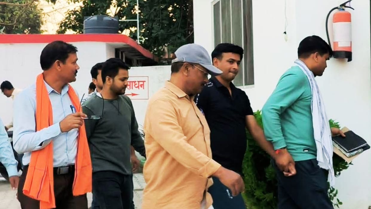 police officer was arrested red-handed while accepting bribe of 20,000 rupees in mau