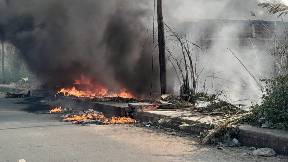 Fire breaks out in scrap warehouse in Akrabad