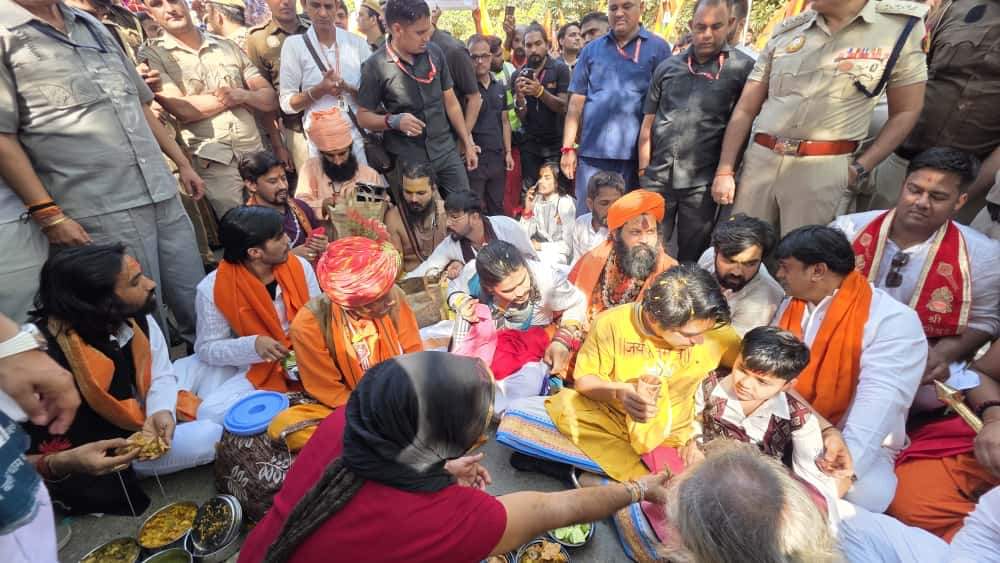 Bageshwar Dham Baba Begins Hindu Unity March from Delhi to Vrindavan draws massive crowd Hindi news