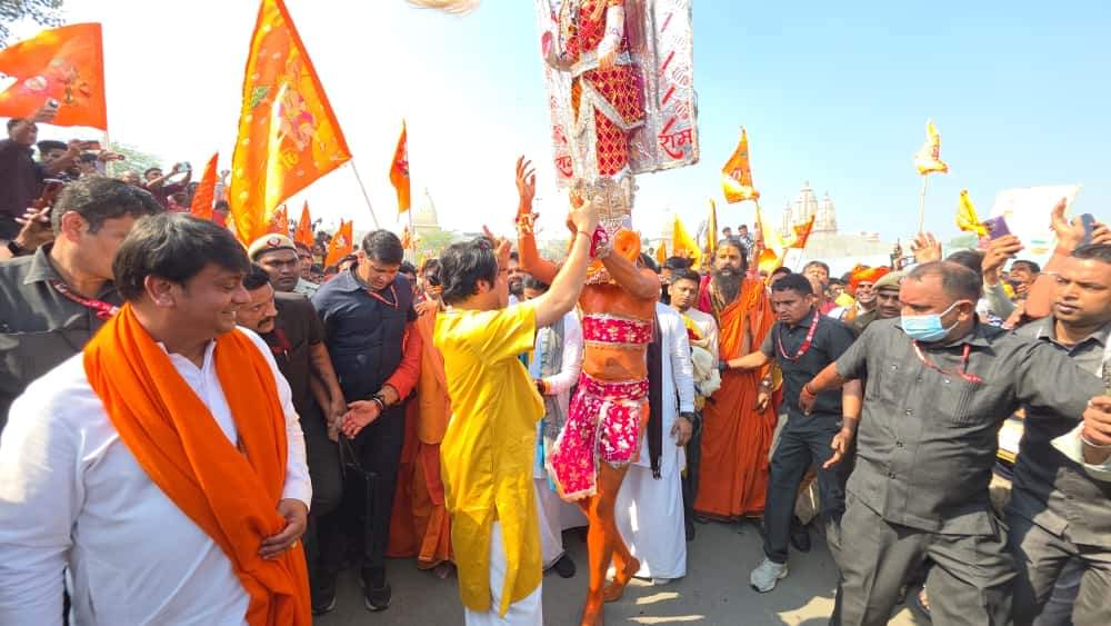Bageshwar Dham Baba Begins Hindu Unity March from Delhi to Vrindavan draws massive crowd Hindi news