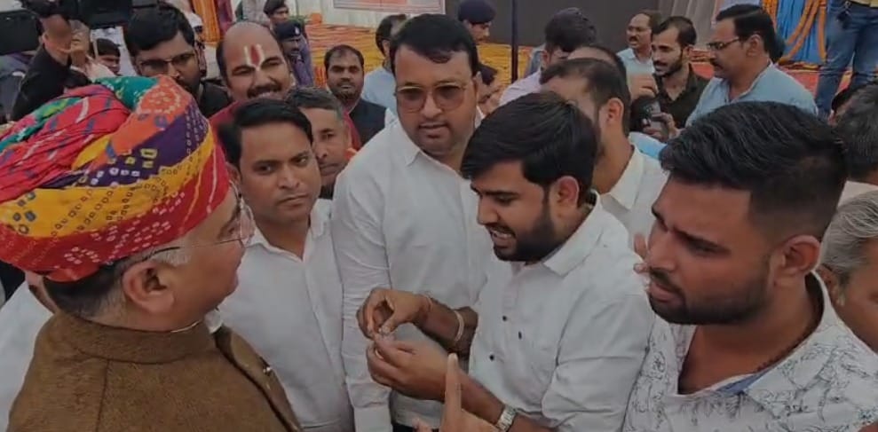 भाजपा पदाधिकारियों ने उच्चैन एसडीएम धारा मीणा के खिलाफ कार्रवाई की मांग की।