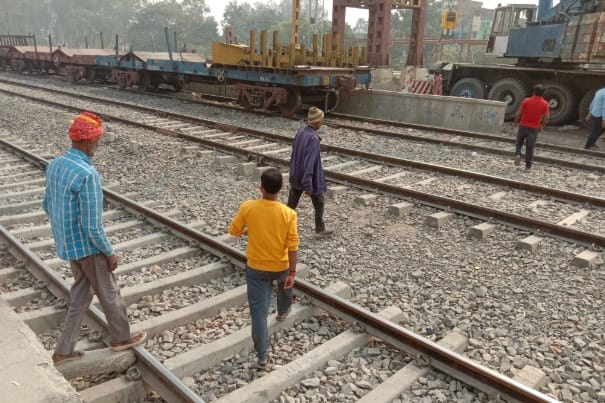 MP News: Bhopal division strict on illegal entry on railway tracks, 646 caught in three months, fined Rs 2.57