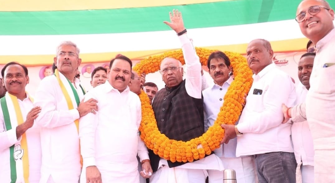 Bihar Election: Mallikarjun Kharge held an election rally in Rohtas Congress Grand Alliance Attacked PM Modi