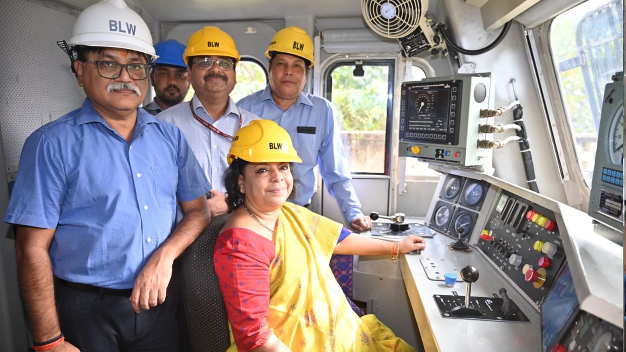 Railway Board member visits Bareka to see how railway engines made in varanasi