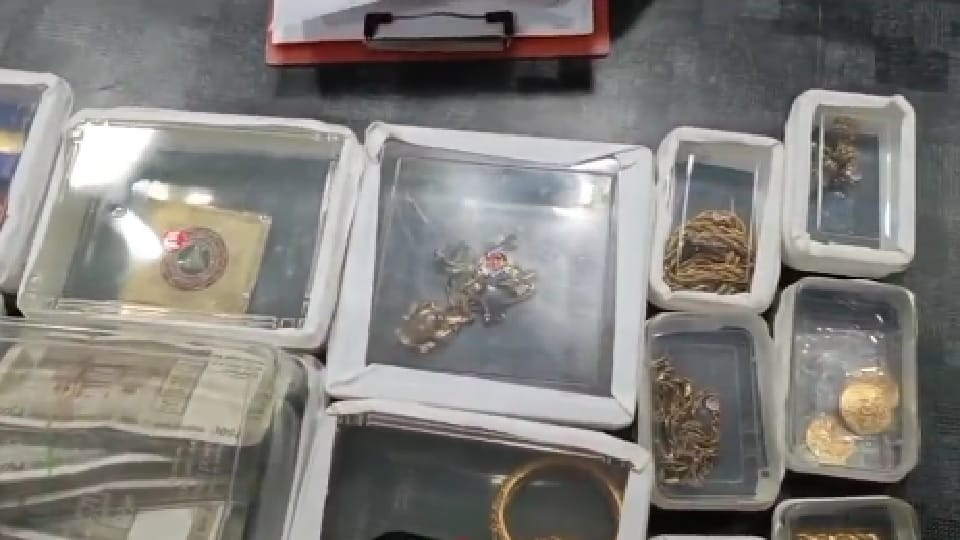 father-son duo fled with gold jewellery worth 30 lakh belonging to 19 people in name of repair work In Lucknow
