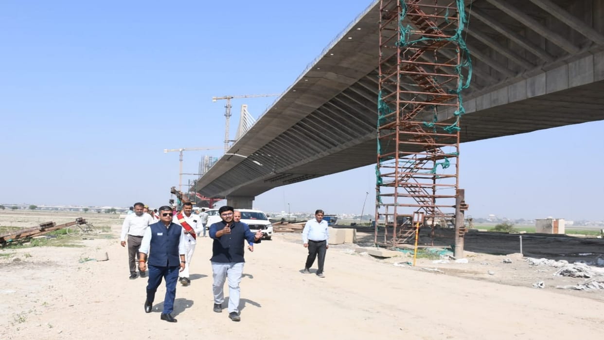 DM inspected the progress of the under-construction six-lane bridge