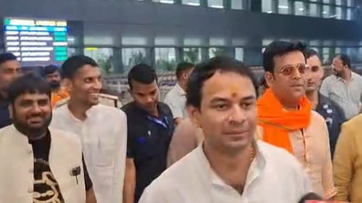 Elections 2025 : Tej Pratap and Ravi Kishan together at Patna Airport Bihar Assembly Elections 2025
