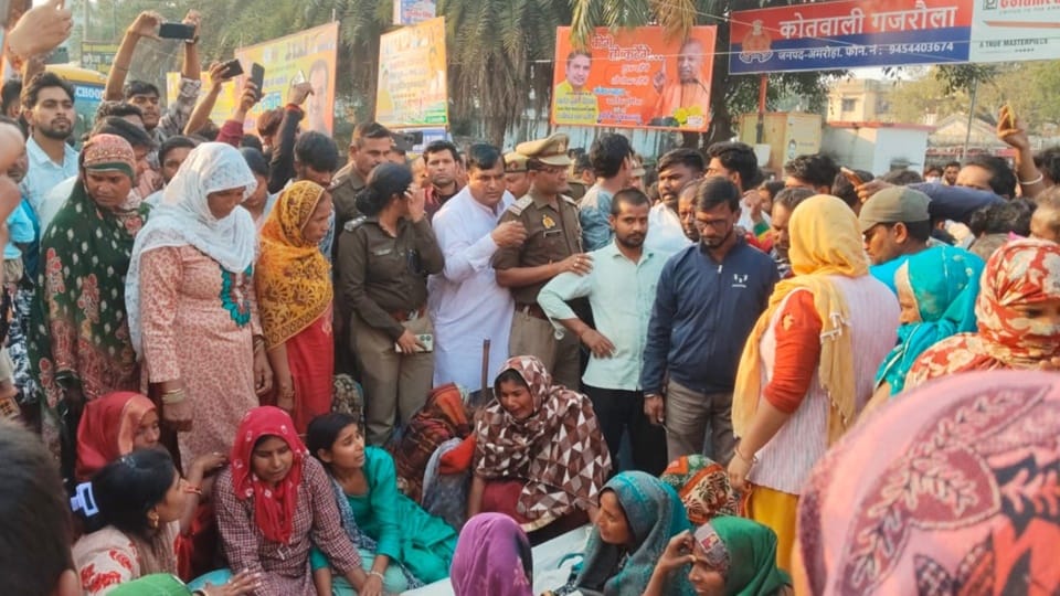 Amroha: Five sisters' only brother murdered, body placed on road, blockade ensues